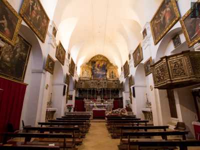 Varcando la soglia la sensazione che si ha � per� rasserenante: pi� che in un edificio religioso ci sembra infatti di essere stati catapultati in una ricca pinacoteca